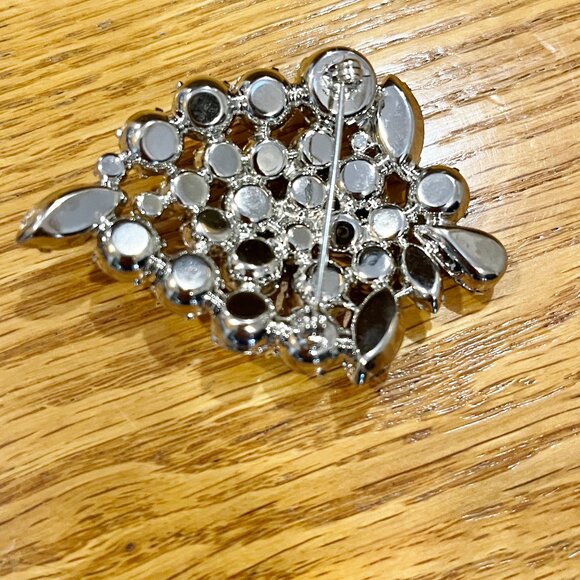 Large clear rhinestone 2-1/2" brooch/pin (strawberry or could be a leaf???) EUC - Picture 4 of 6